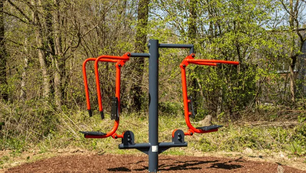 Outdoor-Fitnesspark mit Kraft- und Ausdauergeräten
