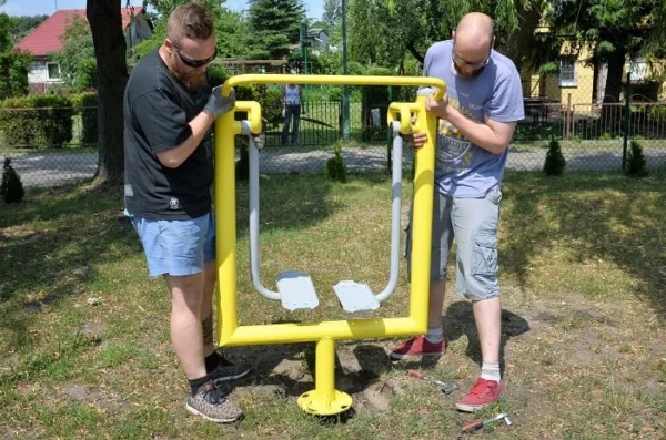 Lieferung von Outdoor-Fitnessgeräten direkt zum Projektstandort