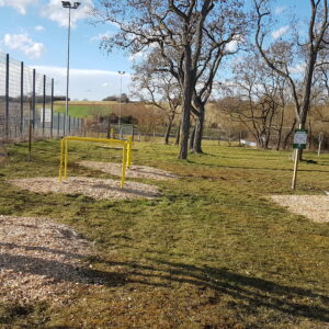 eniors et adultes utilisant des équipements de fitness extérieur dans une commune