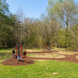 Espace d’activités avec équipements extérieurs près d’une aire de jeux